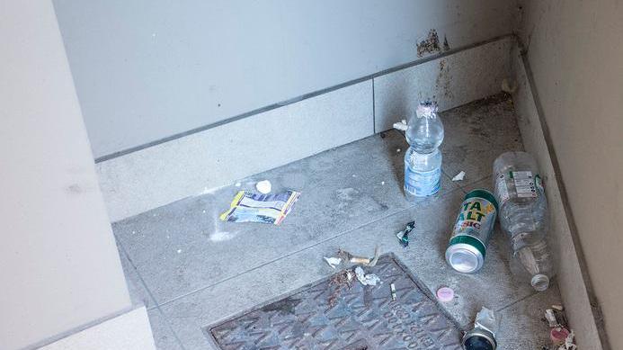 Modena, “angolo della droga” tra le case dei residenti: «La telecamera dov’è?»