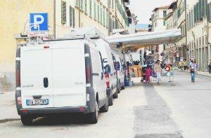 Banchi chiusi per protesta ieri mattina in via della Madonna