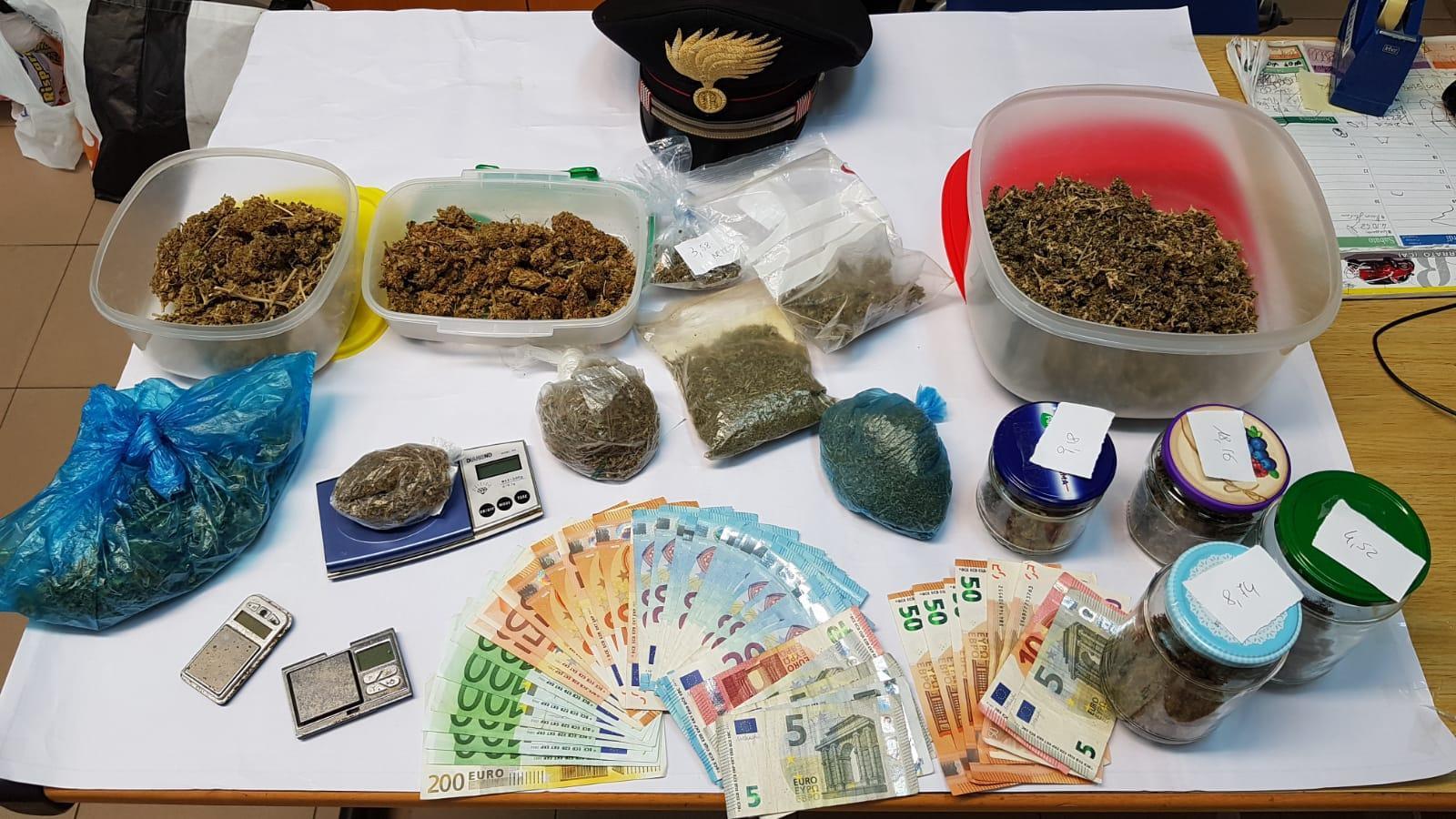 Quattro etti di marijuana in casa, nei guai un 21enne