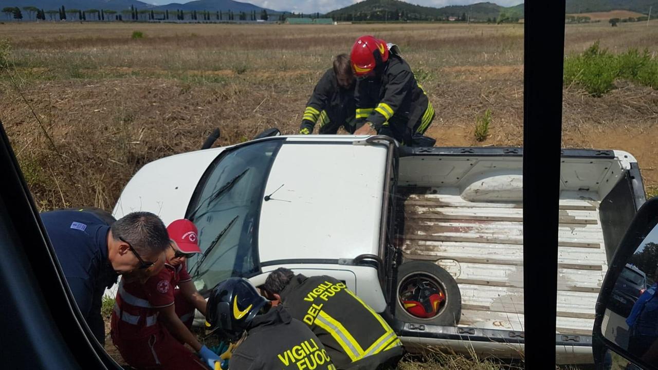 L'intervento dei vigili del fuoco e del 118 sull'incidente sulla Castiglionese