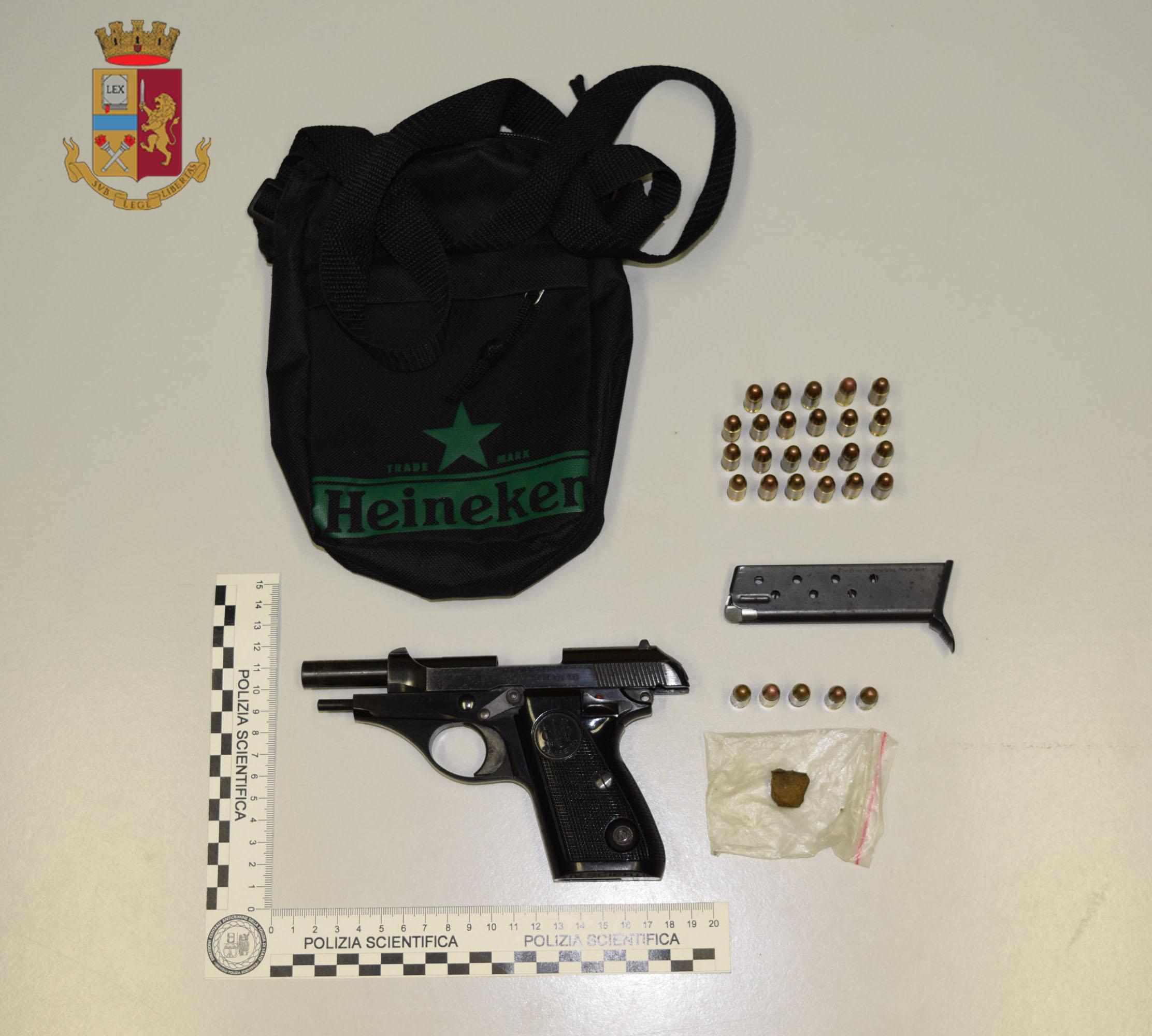 A 15 anni ruba la pistola del nonno e la punta contro la bici dell'amico 