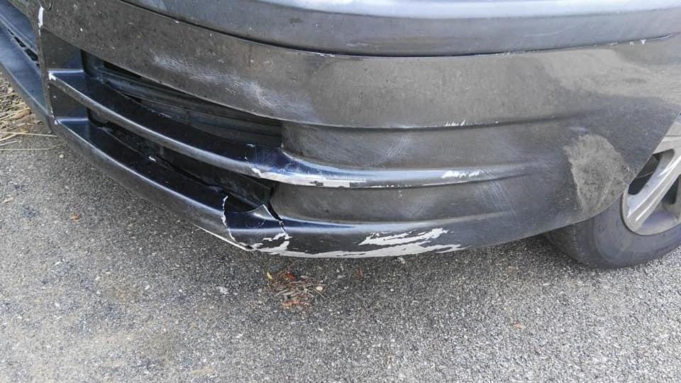 I segni dell'urto sull'auto di Luca Lavoratori