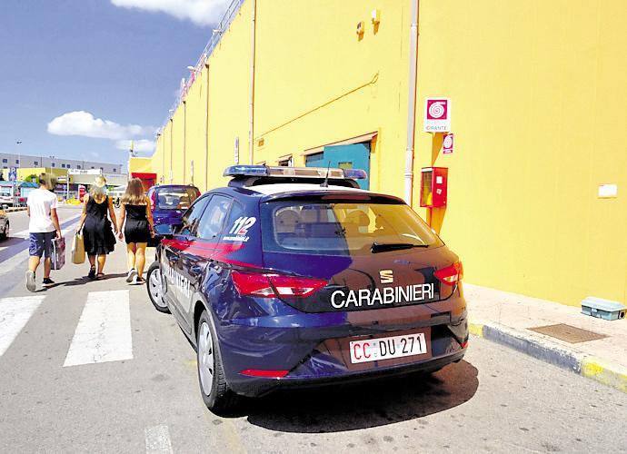 Sassari, fanno la spesa da Auchan senza pagare: denunciati due turisti 
