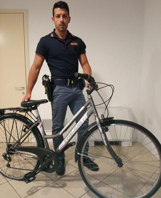Ruba una bicicletta e si dà alla fuga: arrestato 