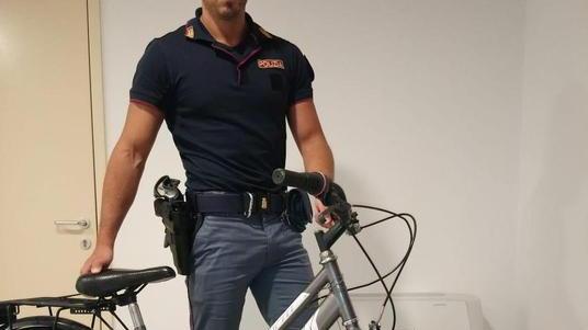 Ruba una bicicletta e si dà alla fuga: arrestato