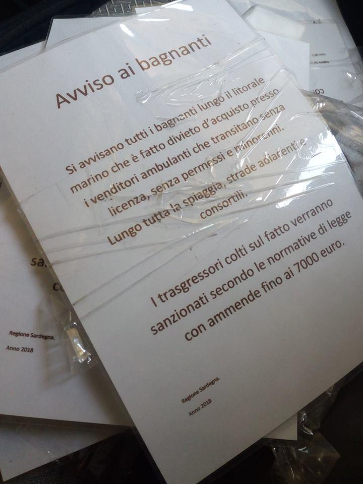 Uno dei cartelli che erano stati affissi nella spiaggia di Arborea