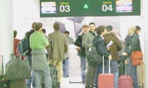 Passeggeri al check-in in attesa dell’imbarco