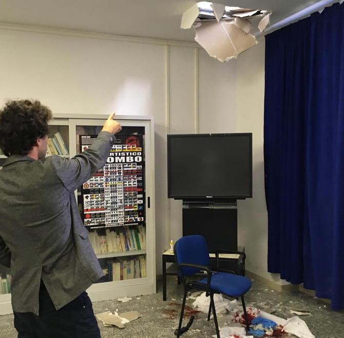 Il controsoffitto che ha ceduto nel maggio scorso e il punto dove è caduto il professore
