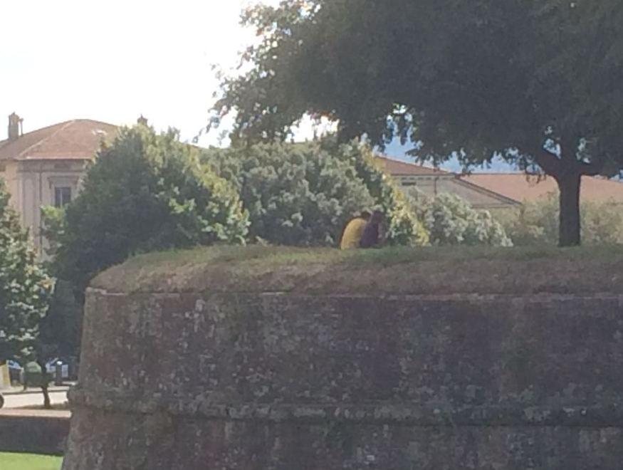 Scatti folli e baci nel vuoto, così i turisti sfidano le mura 