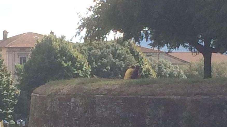 Scatti folli e baci nel vuoto, così i turisti sfidano le mura
