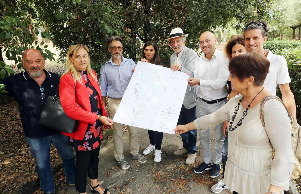 Il sopralluogo in pineta con la piantina dei lavori (Foto Nucci)