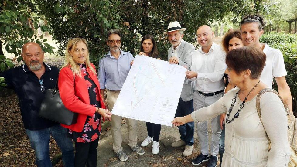 Il sopralluogo in pineta con la piantina dei lavori (Foto Nucci)