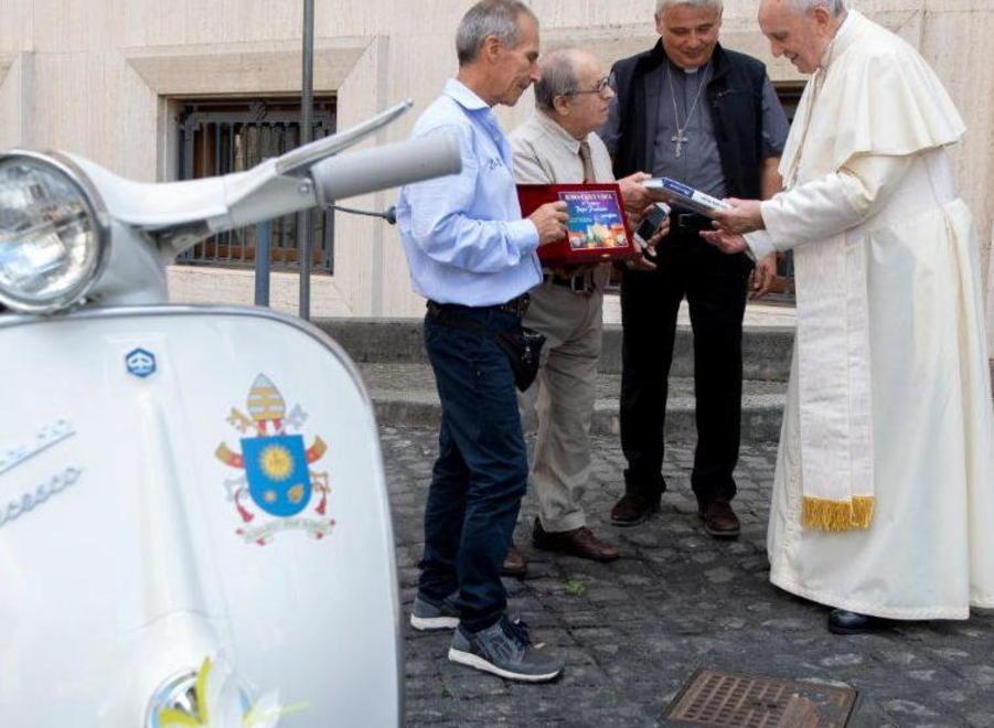Una Vespa per il Papa Alla cerimonia anche il pontederese Cau 