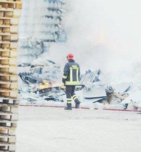 I vigili del fuoco sull’incendio alla fabbrica Zignago di Terrafino