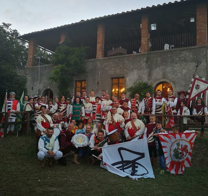 Sbandieratori, tre generazioni in gara in piazza dei Priori 