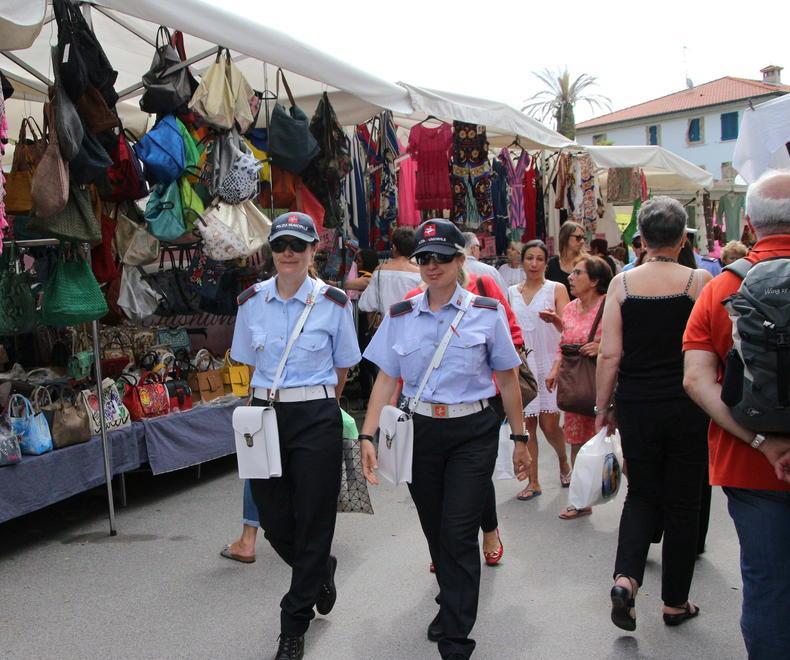 I vigili vanno in ferie e i venditori abusivi tornano in spiaggia 