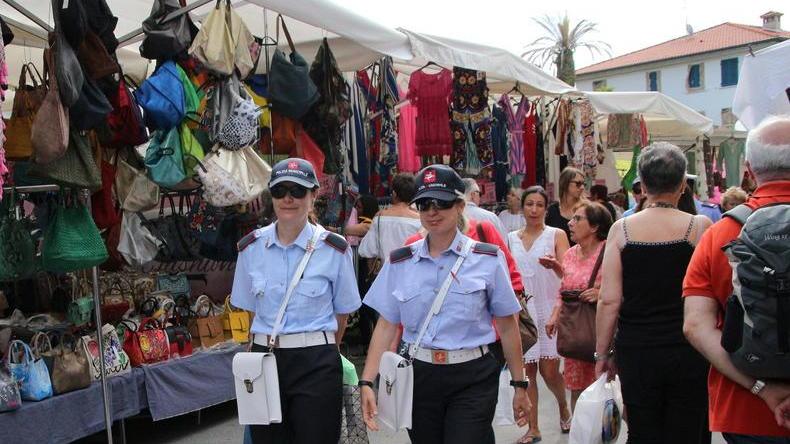 I vigili vanno in ferie e i venditori abusivi tornano in spiaggia