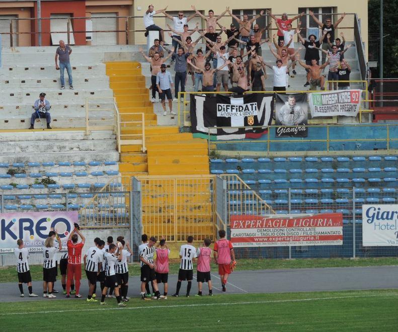 «Giornata commovente» I tifosi ringraziano la Massese dei giovanotti 