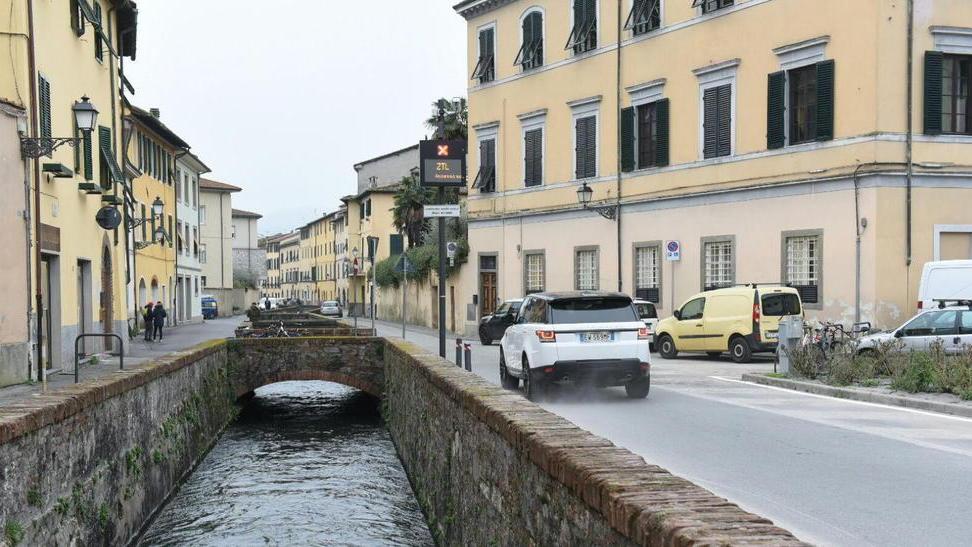 «Tavolini lungo il Fosso e candele sulle spallette Cosi rivivrebbe la strada»