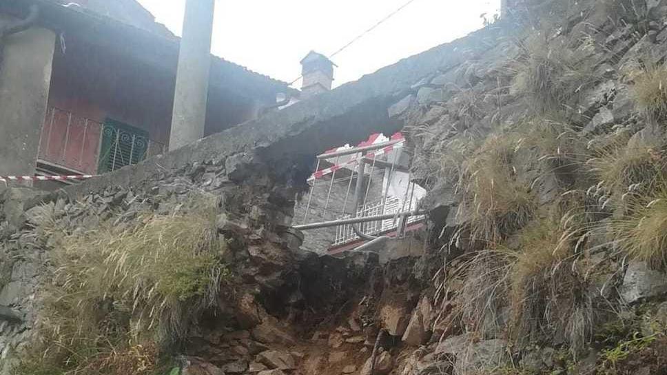 Muro e strada vengono giù dopo i forti acquazzoni