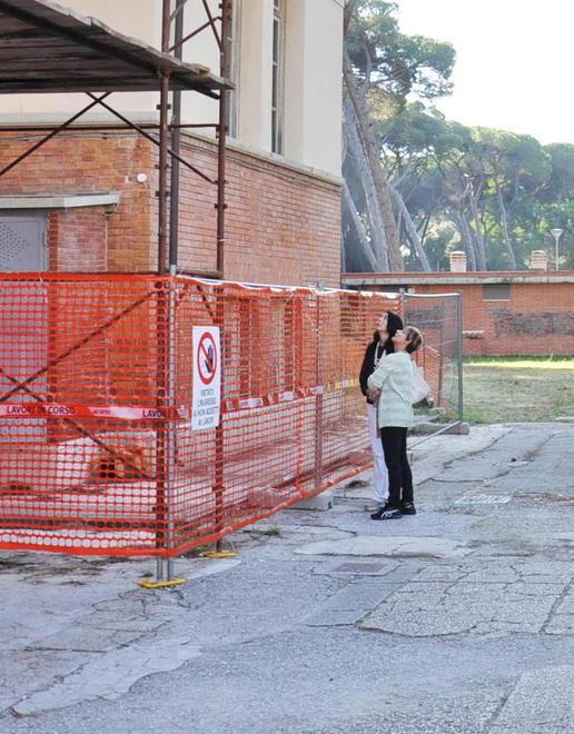 Via libera ai lavori nell’istituto Marconi gli studenti faranno lezione nei container 