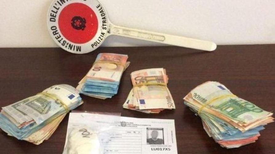Sorpreso in autostrada con 15.000 euro frutto dello spaccio