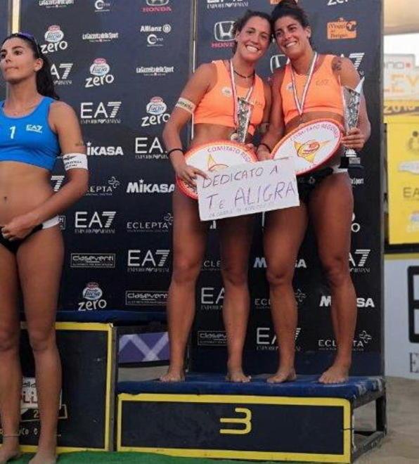 Claudia Puccinelli (a sinistra) sul podio