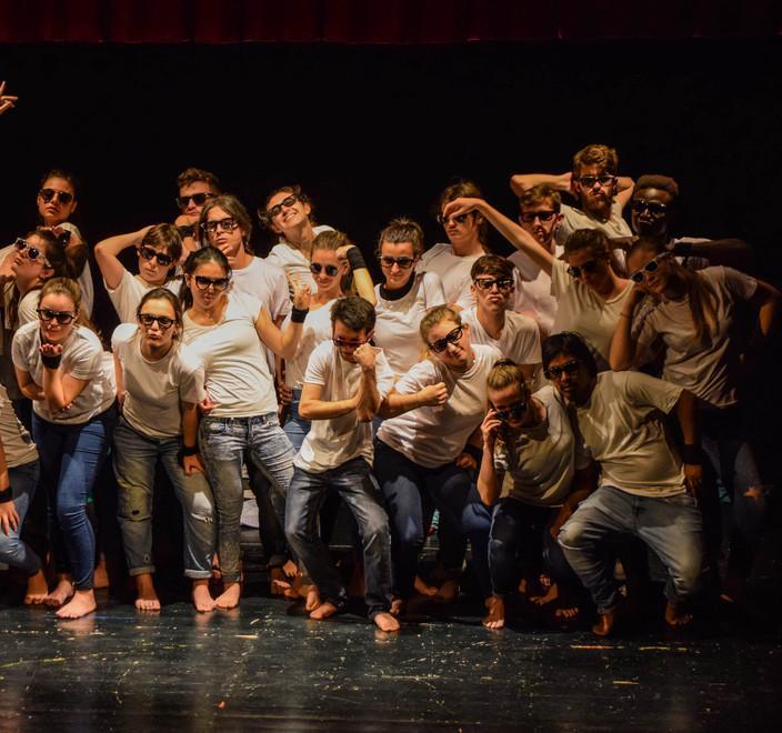 Cento ragazzi sul palcoscenico grazie ai laboratori di teatro 