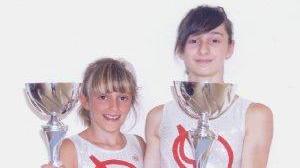 Viola Melani e Bianca Boretti con i trofei vinti al campionato Uisp disputato a Fano