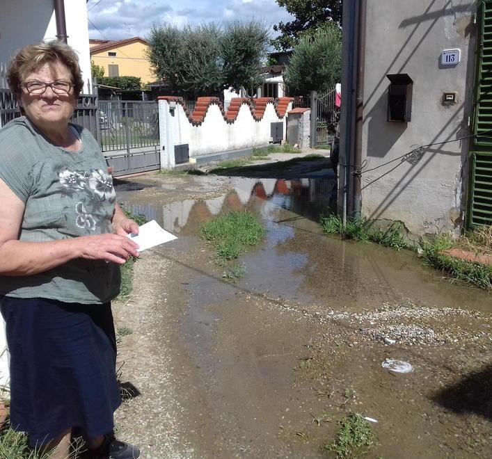 Un laghetto sulla soglia di casa per colpa di una perdita d’acqua 