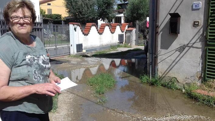 Un laghetto sulla soglia di casa per colpa di una perdita d’acqua
