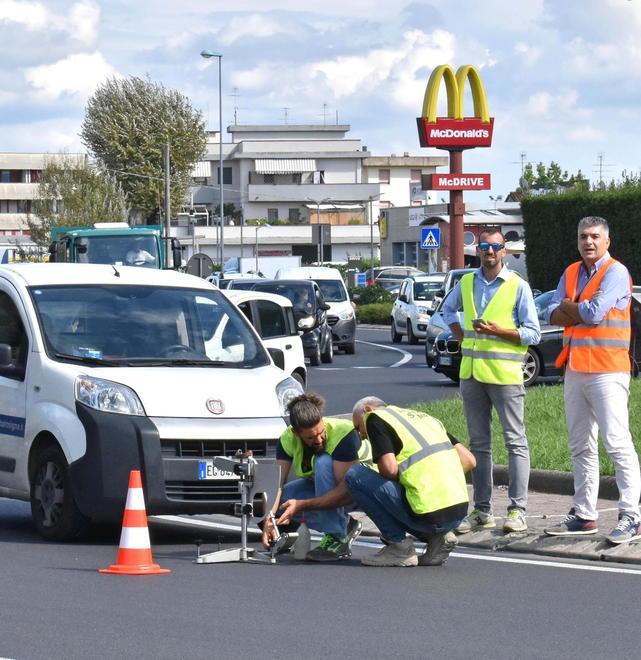 Alla rotonda della Vergine ecco i test sull’asfalto