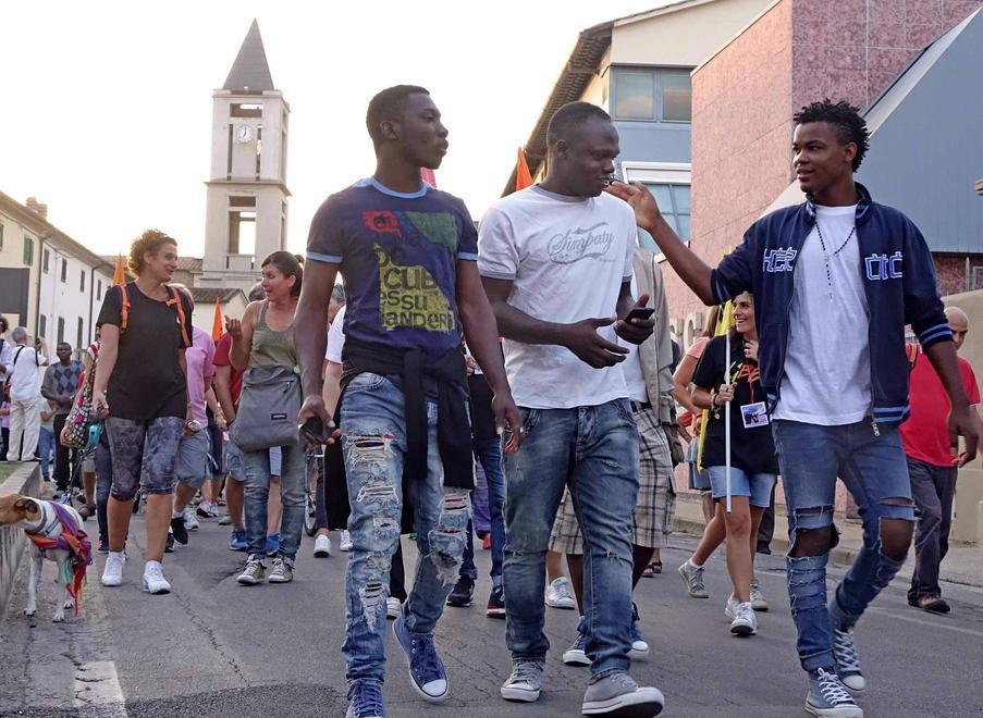 Anche don Biancalani alla Marcia per la Pace di Agliana - Quarrata