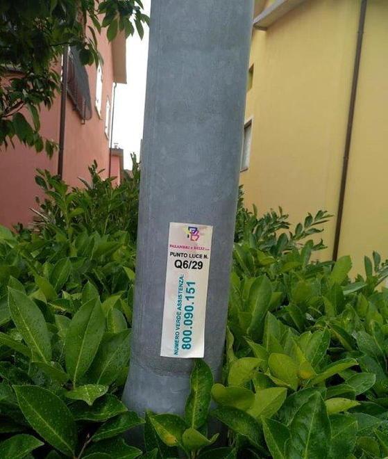Sui lampioni il numero dei mangiatori anonimi