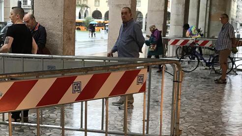 Le transenne sono sempre lì