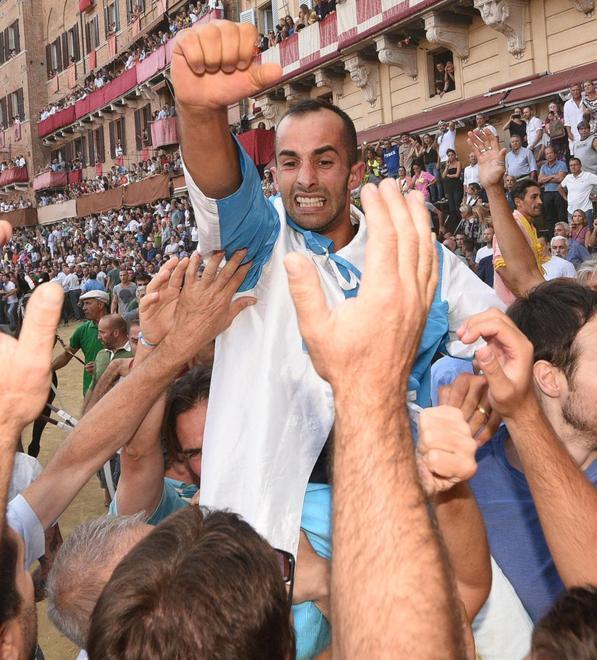 Palio, Borgo acciuffa Brigante trionfatore a Siena nel 2017 