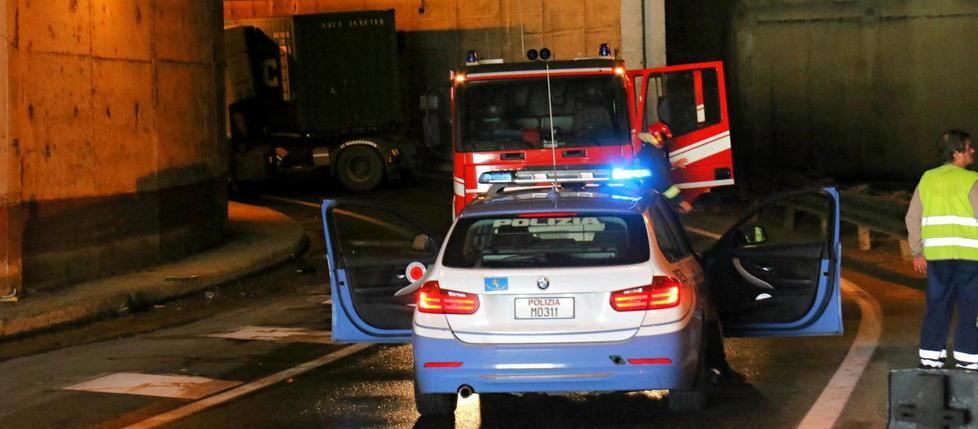 Traffico in tilt per il camion che si incastra nella galleria 