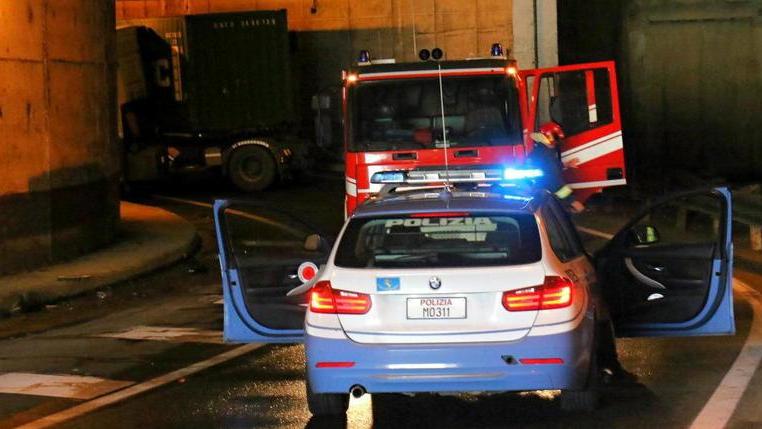 Traffico in tilt per il camion che si incastra nella galleria
