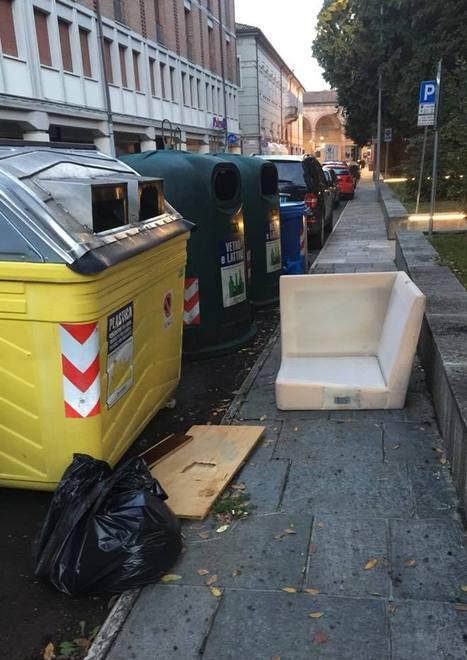 Via Mazzini: ancora rifiuti abbandonati sulla strada 