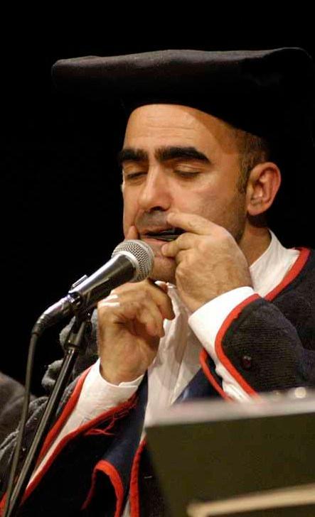 I Tenores di Neoneli cantano con Elio a tutela dell’ambiente