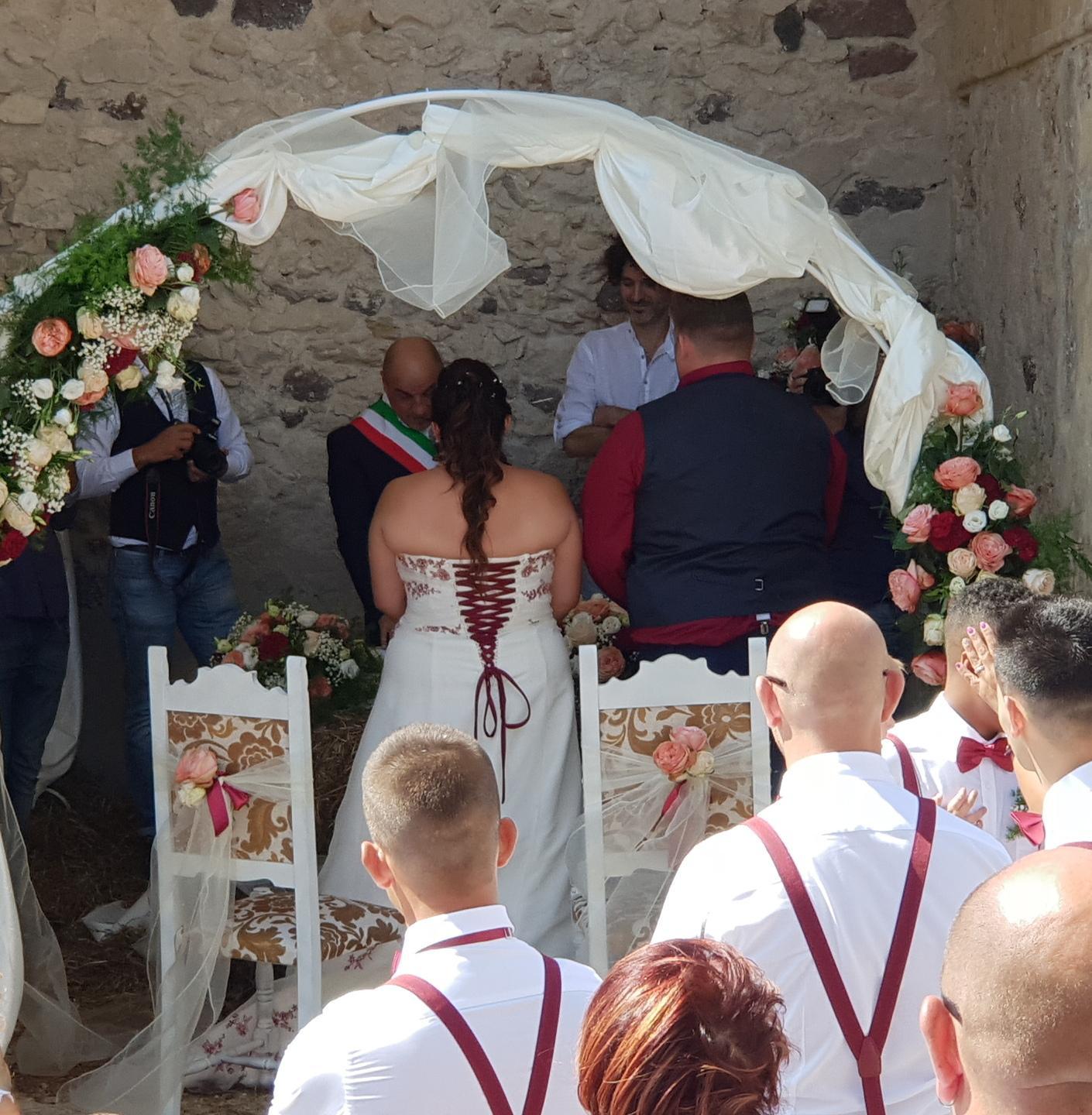 Romantico matrimonio tra i resti del castello