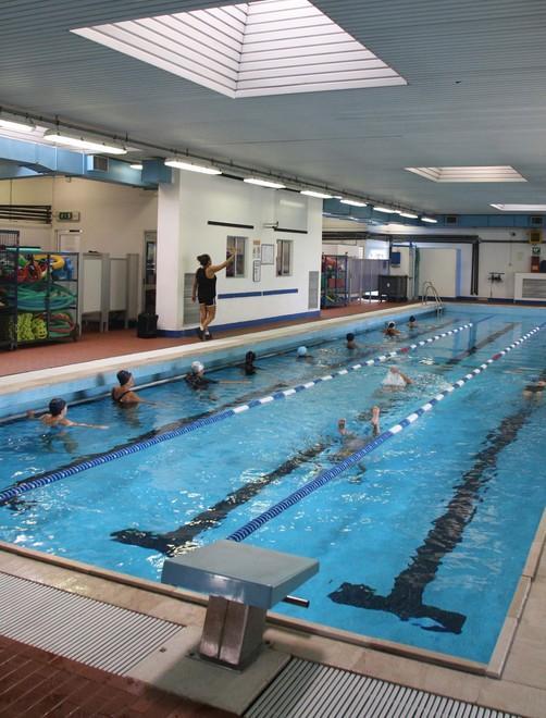 «Piscina di via Pastro chiusa da giugno» Insorge Rendine (Gol)