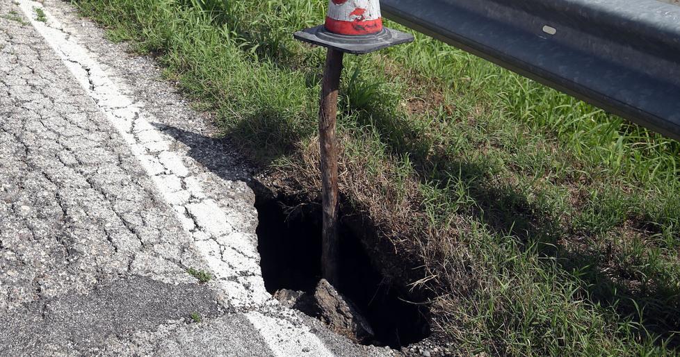 La strada cede e si apre 