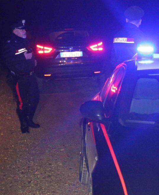 Si prendono a pugni per una ragazza 