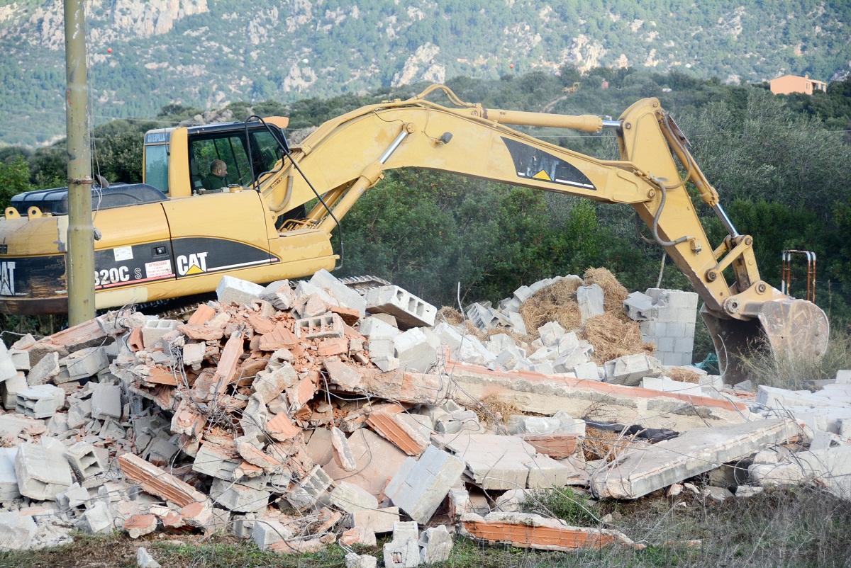 Olbia, ordini di demolizione per sette abusi edilizi 
