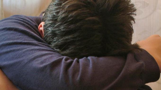 Carpi, bastonate al figlio perchè non andava bene a scuola