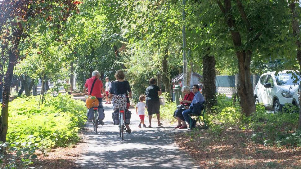 Modena. Via Udine, si spaccia lungo la ciclabile «Servono controlli»