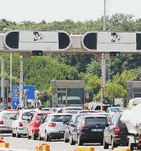 Code di auto al casello dell’A12 di Rosignano