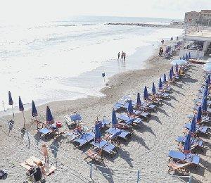 Uno scorcio della spiaggia di Marina di Cecina