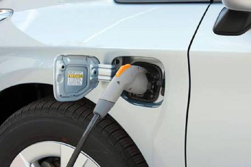 Boom delle auto elettriche e ibride in Sardegna